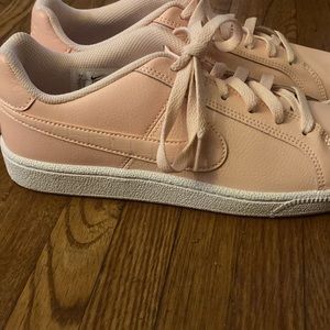 (Nike) NIKE WOMENS COURT ROYALE 2 SNEAKER - Pink